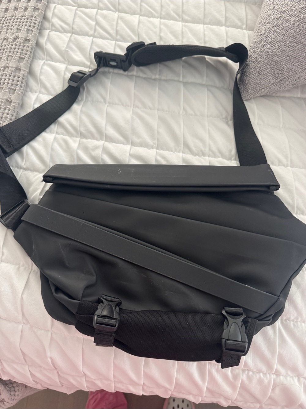 Men's Black Crossbody Messenger Bag - Sleek Urban Carry